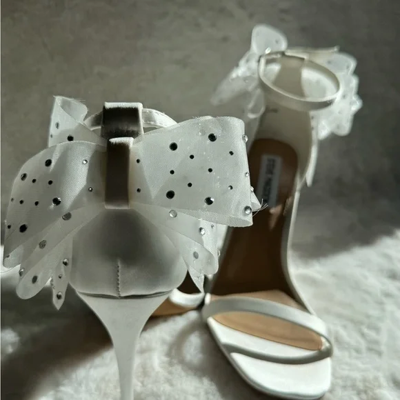 Steve Madden White Satin Bow Rhinestone Ankle Strap Heels Bridal Wedding Shoes 8 - Picture 2 of 4